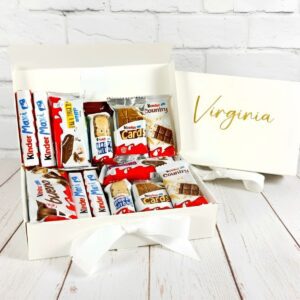 coffret rempli de kinder avec une personnalisation