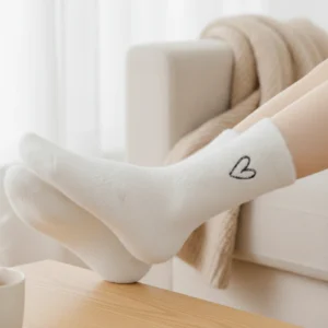 paire de chaussettes blanches avec motif coeur