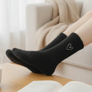 paire de chaussettes noires avec motif coeur