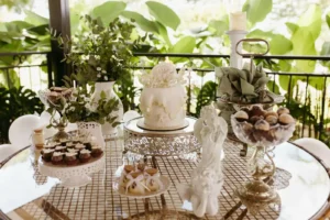 Table de desserts gourmande avec gâteau, tartelettes et chocolats