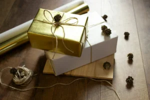 Deux cadeaux de Noël emballés posés sur une table en bois