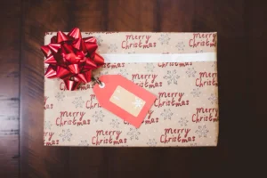 Cadeau de Noël emballé avec un ruban rouge