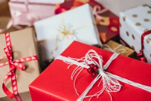 Petits cadeaux emballés de différentes couleurs pour un Secret Santa