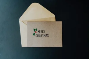 Enveloppe kraft et carte Merry Christmas sur fond sombre